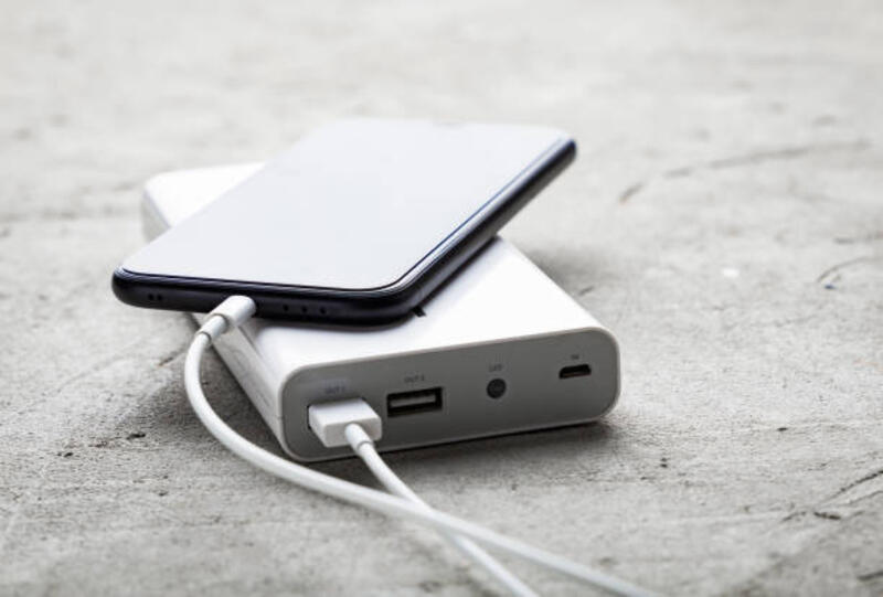 Pengisian ponsel pintar dari power bank, terletak pada beton