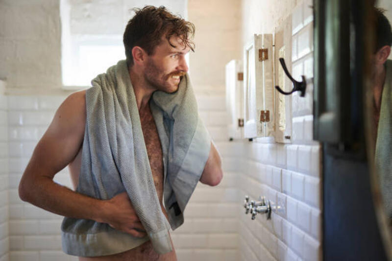 pria, cermin dan kamar mandi dengan handuk untuk perawatan kulit, tersenyum atau membersihkan kebersihan untuk memulai rutinitas pagi. orang, berpikir atau kain untuk perawatan wajah, kesehatan dan hasil refleksi di apartemen - men shower potret stok, foto, &amp; gambar bebas royalti