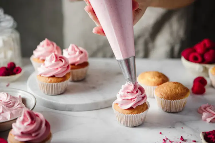 Whipped Cream Sering Cair? Ini Solusi Frosting Kue yang Lebih Stabil dan Praktis