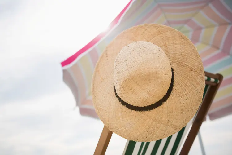 Topi Pantai: Teman Setia Gaya dan Perlindungan Saat Liburan