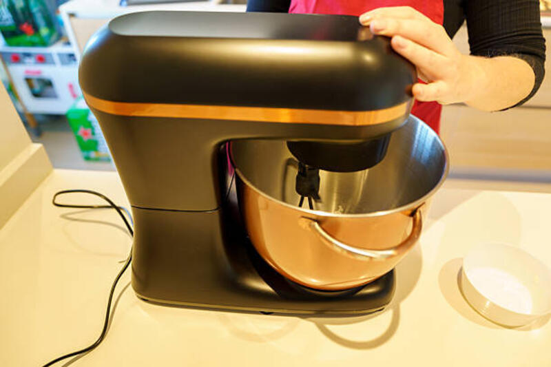 orang yang menggunakan mixer berdiri hitam dan tembaga modern - stand mixer potret stok, foto, &amp; gambar bebas royalti