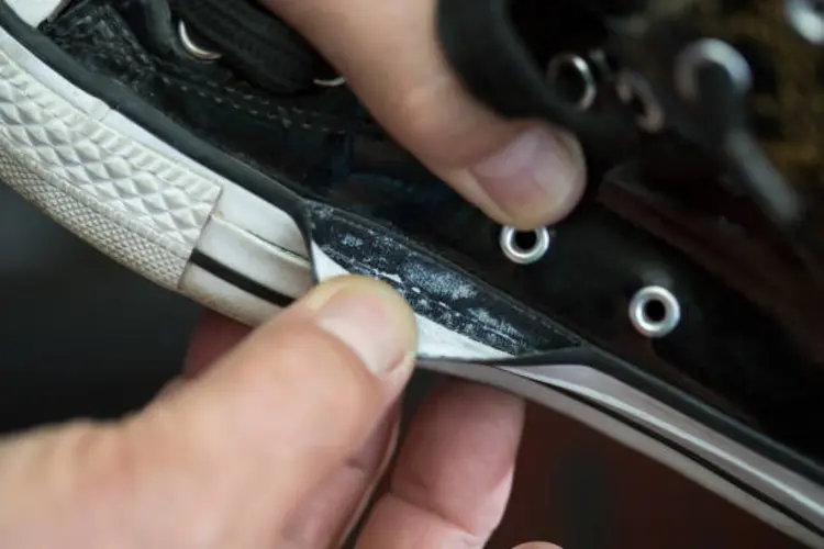 5 Tips Mengelem Sneakers Kamu Biar Nggak Rusak Lagi