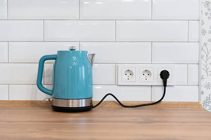 electric kettle in the kitchen - electric kettle potret stok, foto, &amp; gambar bebas royalti