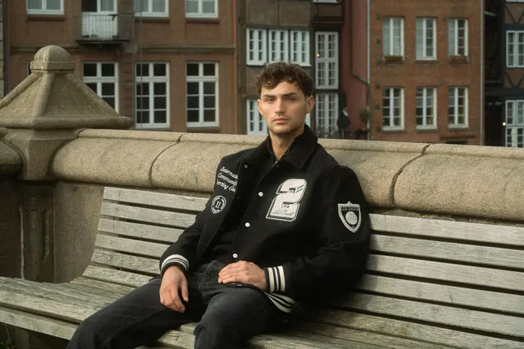 5 Tips Styling Jaket Varsity Biar Gayamu Makin Kece