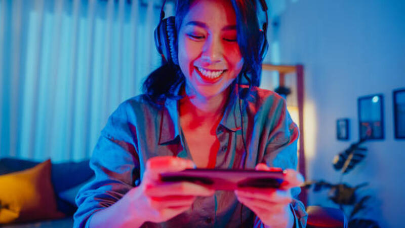 gamer-happy-asia-girl-memakai-headphone-competition-bermain-video-game-online-dengan-lampu.jpg (612×344)