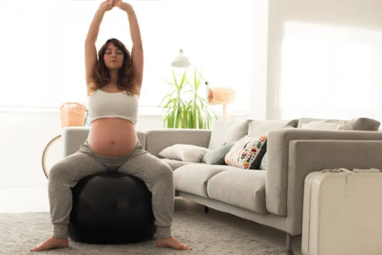 7 Fungsi Gym Ball untuk Ibu Hamil, Seberapa Penting Penggunaanya?