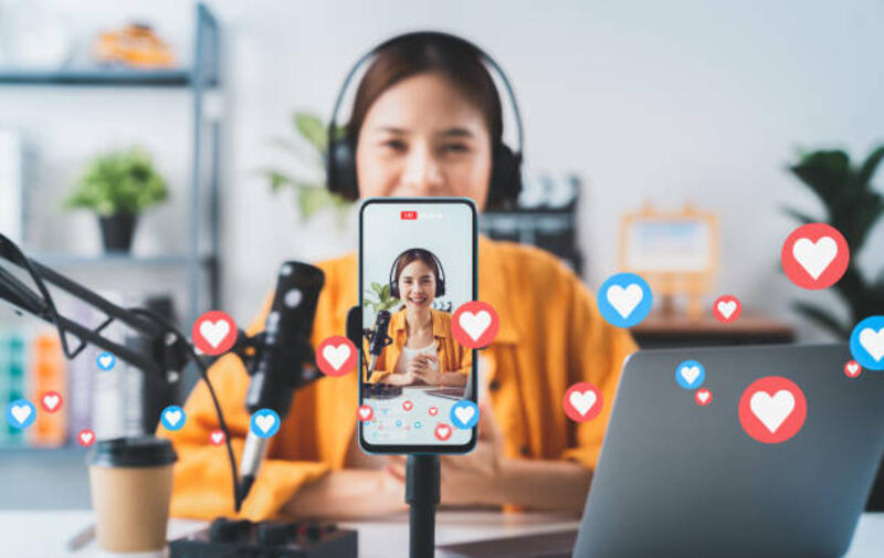 vlogger-live-streaming-podcast-review-di-media-sosial-wanita-muda-asia-menggunakan-mikrofon.jpg (612×386)