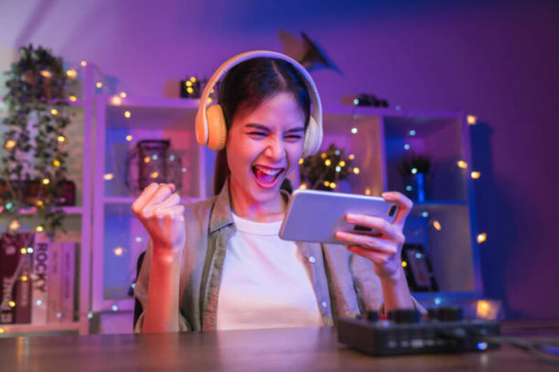 wanita-muda-asia-yang-bersemangat-bermain-game-online-di-smartphone-dengan-kepalan-tangan.jpg (612×408)