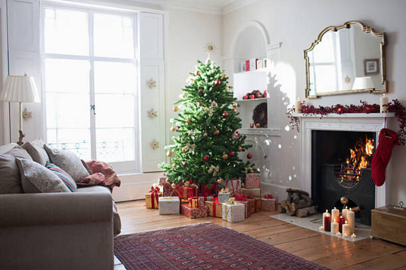 christmas tree surrounded with gifts - hiasan natal ruang tamu potret stok, foto, &amp; gambar bebas royalti