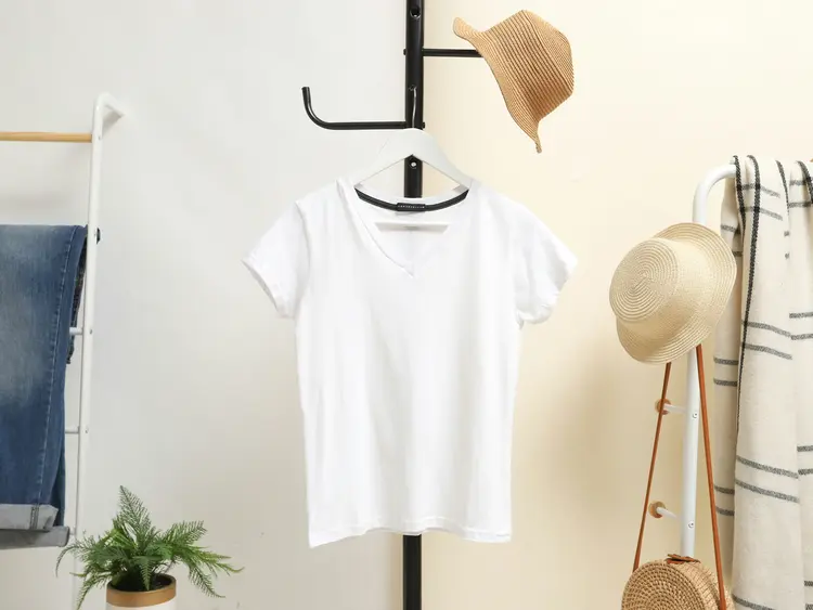Upgrade Gaya! Kemeja & Kaos V-neck, Mana yang Cocok untuk Outfit Harianmu?