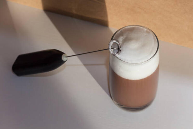 Pembuat busa susu. Blender mini, buih untuk kopi, latte