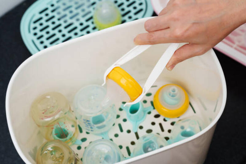tangan-ibu-menyusui-botol-susu-bayi-ke-dalam-steam-sterilizer.jpg (612×408)