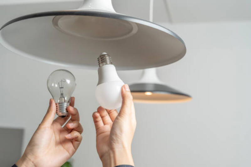 orang-asia-mengganti-bola-lampu-neon-dengan-bola-lampu-led-baru-tangan-wanita-memasang-bola.jpg (612×408)