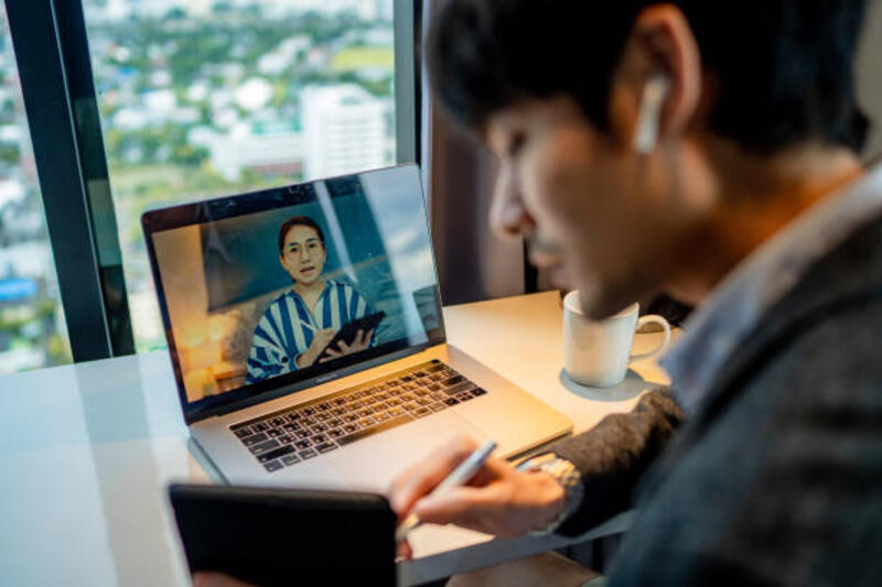 rapat online jarak jauh - using tws online meeting potret stok, foto, &amp; gambar bebas royalti