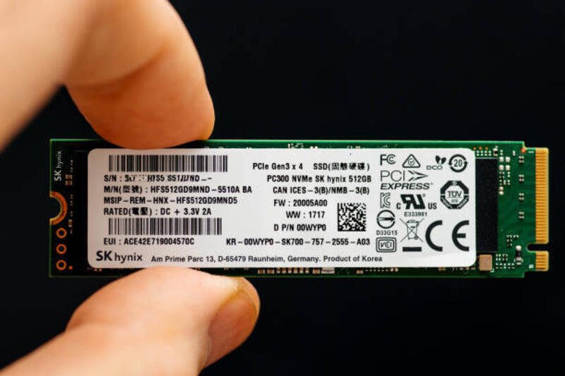 pria tangan memegang nvme pcie ssd sk hynix - ssd m.2 sata potret stok, foto, & gambar bebas royalti