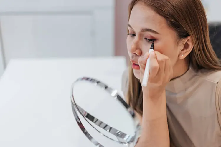 5 Tips Mudah Bikin Winged Eyeliner Natural bagi Pemula