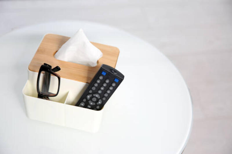 kotak-dengan-tisu-kertas-kacamata-dan-remote-control-tv-di-atas-meja-putih-ruang-untuk-teks.jpg (612×408)