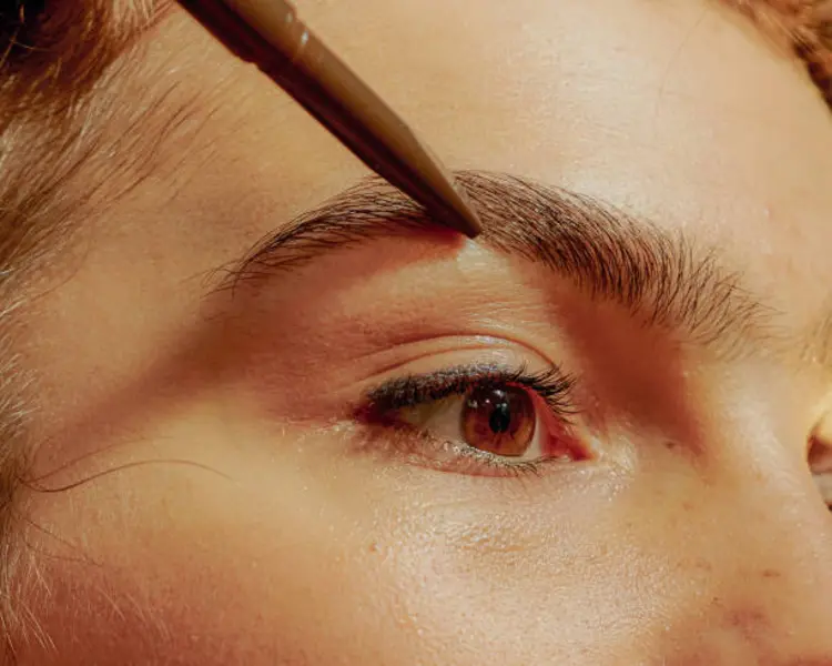 Cara Menggambar Alis Natural dengan Eyebrow Pencil untuk Pemula