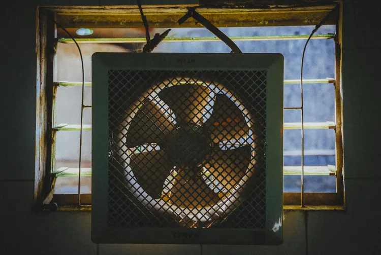 Dapur Bebas Bau dan Lembap? Ini Rahasia Ventilasi Efektif dengan Exhaust Fan Dinding!