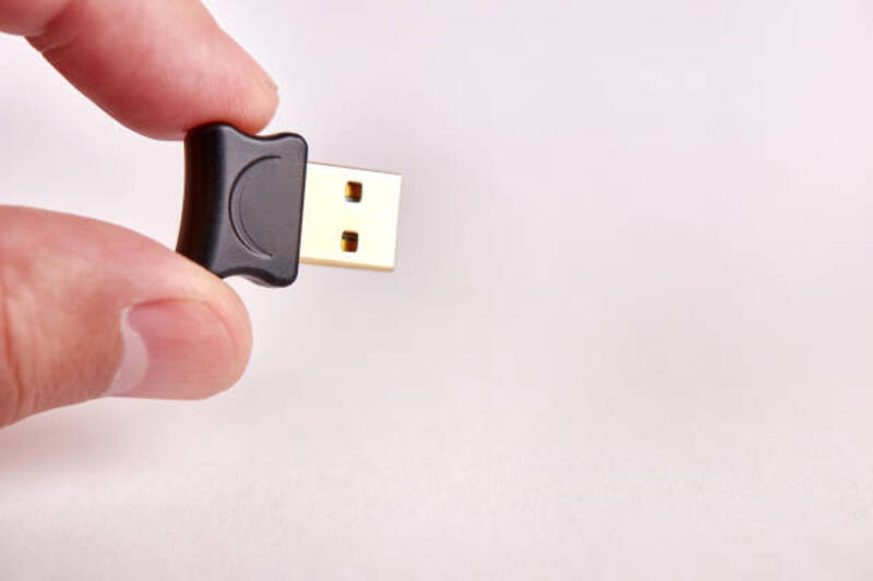 adaptor teknologi nirkabel bluetooth. transmisi sinyal nirkabel. - bluetooth dongle audio potret stok, foto, & gambar bebas royalti