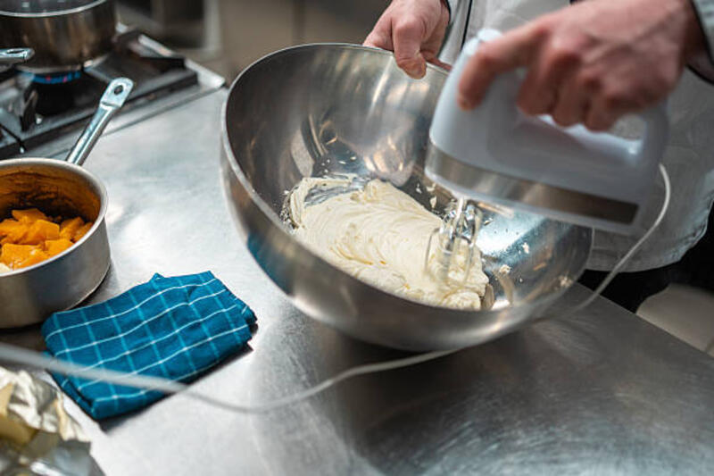 koki-dewasa-menengah-mencampur-krim-di-dapur-profesional-dengan-counter-stainless-steel.jpg (612×408)