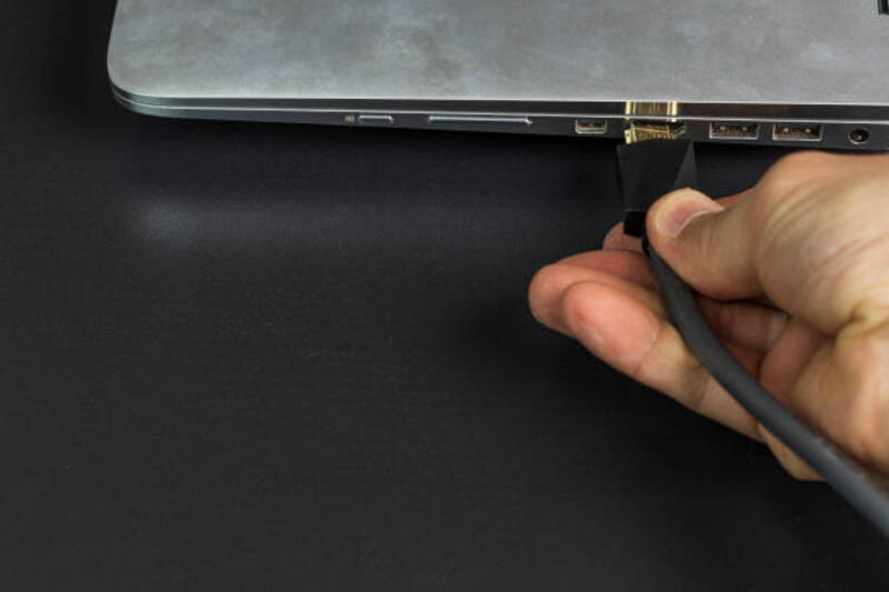 tampilan-close-up-tangan-manusia-menghubungkan-kabel-hdmi-ke-komputer-notebook-perak.jpg (612×408)
