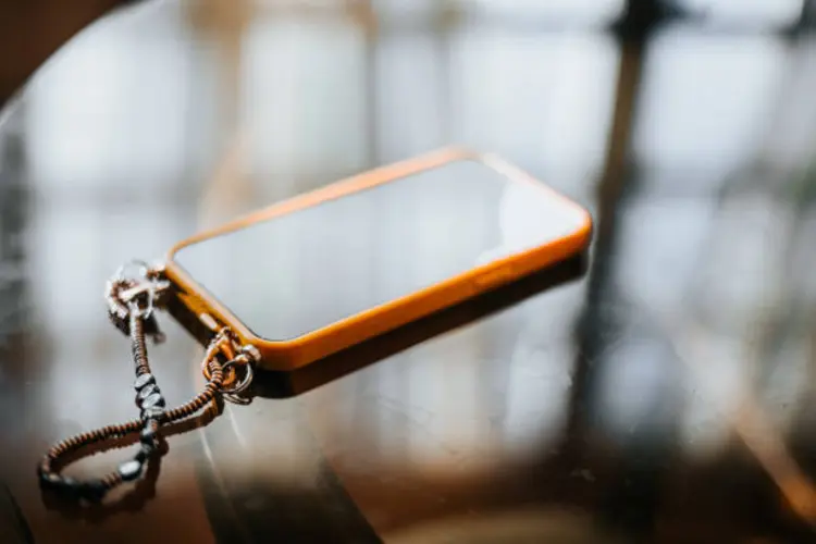 7 Alasan Mengapa Kamu Wajib Pakai Tali Gantungan HP