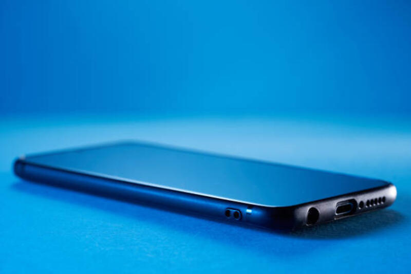 fokus selektif ponsel pintar pada latar belakang biru