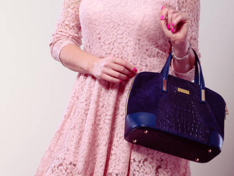 bagian tubuh wanita dalam gaun dengan tas. - wanita tua dan tas potret stok, foto, &amp; gambar bebas royalti