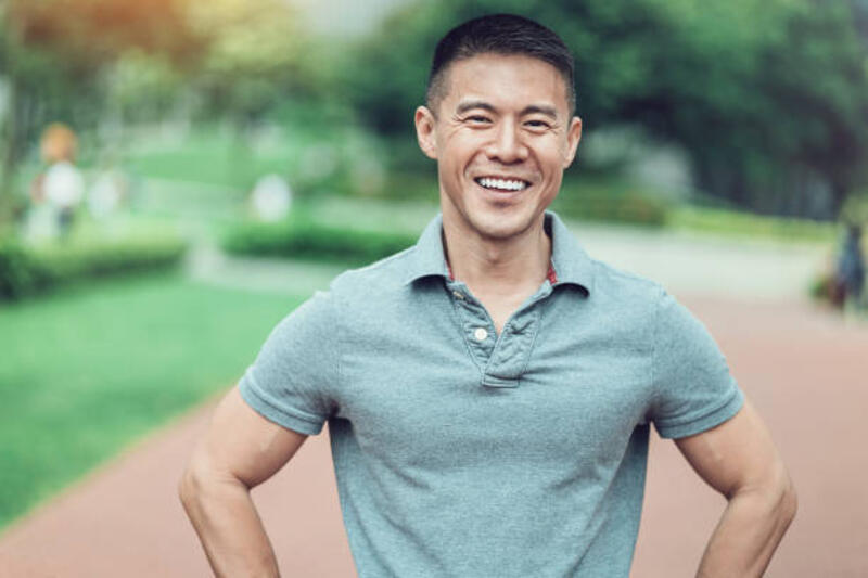 portrait-of-a-smiling-man-in-the-park.jpg (612×408)