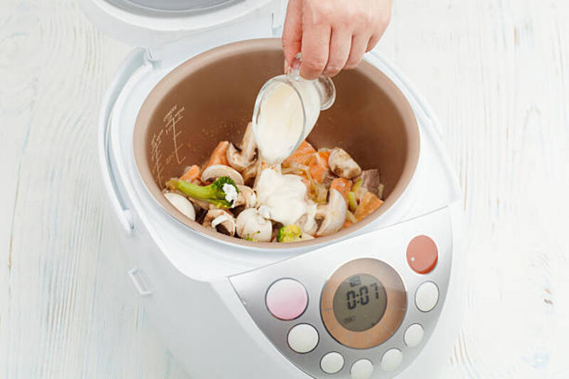 salmon dengan saus dalam multicooker - memasukkan sayu ke rice cooker potret stok, foto, &amp; gambar bebas royalti