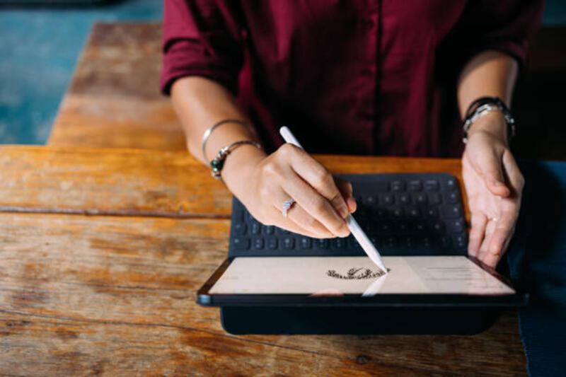 seorang-guru-seni-yang-tidak-dapat-dikenali-duduk-di-meja-dan-memiliki-kelas-online.jpg (612×408)