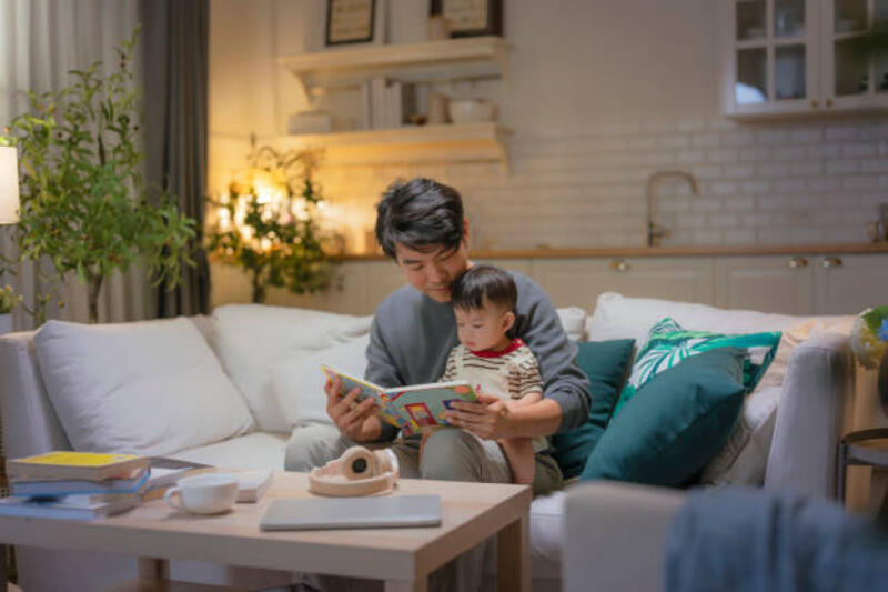 night-family-lifestyle-the-adorable-little-baby-boy-focuses-on-the-book-while-his-dad-is-teach.jpg (612×408)
