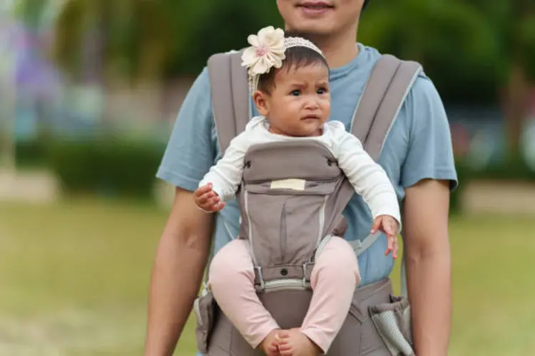 Pinggang dan Bahu Pegal karena Gendong Bayi? Coba Cara Ini