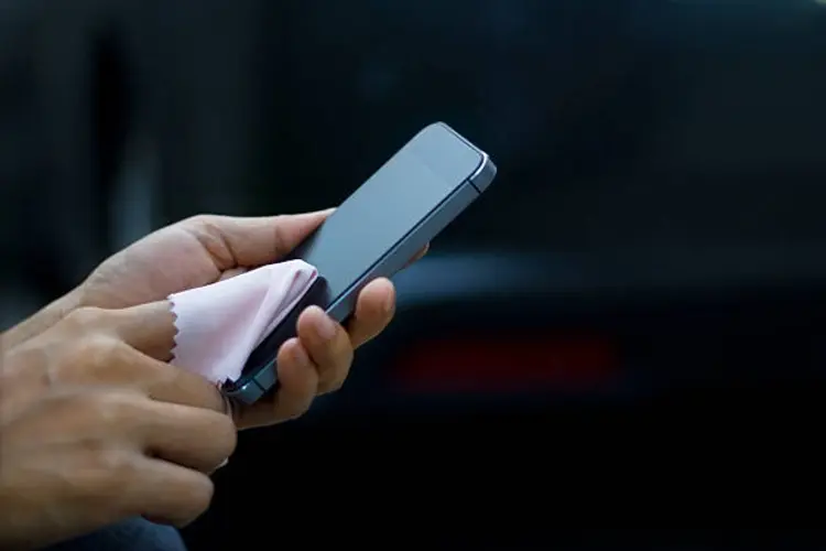 Inilah 5 Alasan Mengapa Kamu Harus Membersihkan Layar HP Setiap Hari