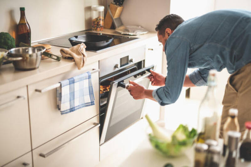 pemuda-memasak-daging-dalam-oven-di-rumah.jpg (612×408)