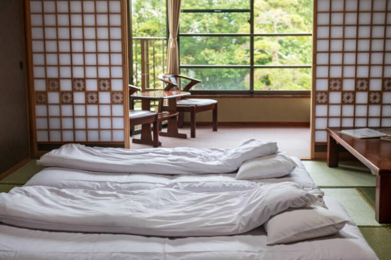 kamar tidur tatami jepang dengan pemandangan taman yang indah, yanagawa - floor bed potret stok, foto, & gambar bebas royalti