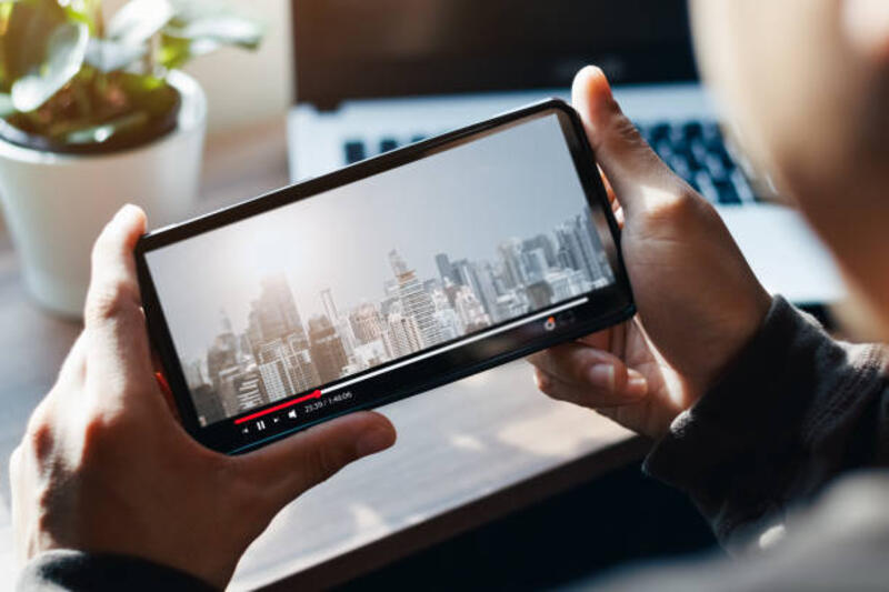 streaming-film-online-dengan-smartphone-pria-muda-menonton-film-di-ponsel.jpg (612×408)