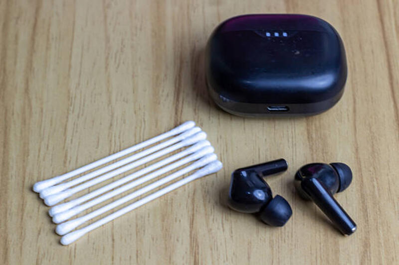 close-up-earbud-nirkabel-hitam-dengan-kapas-dan-wadah-pengisi-daya-di-permukaan-kayu.jpg (612×408)