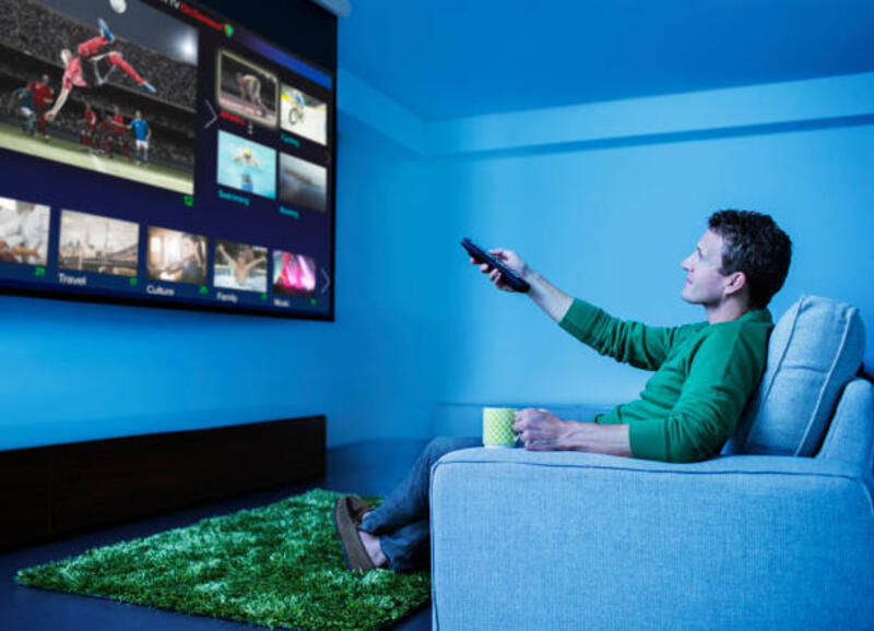 pria-menonton-televisi-di-ruang-tamu.jpg (612×442)