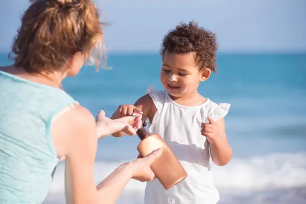 Moms, Ini Alasan Anak Juga Perlu Pakai Sunscreen