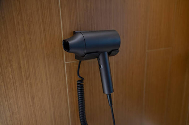 Kamar Mandi Modern dengan Pengering Rambut yang Dipasang di Dinding