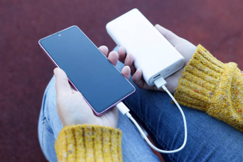 smartphone-di-tangan-sedang-mengisi-daya-dari-power-bank.jpg (612×408)