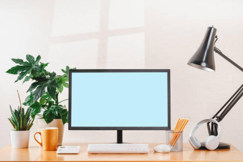 tampilan-depan-komputer-modern-ruang-kerja-layar-mockup-kosong.jpg (612×408)