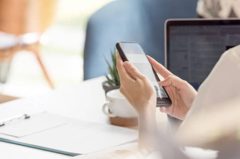 tangan-wanita-menggunakan-smartphone-saat-bekerja-di-meja-kerja.jpg (612×406)