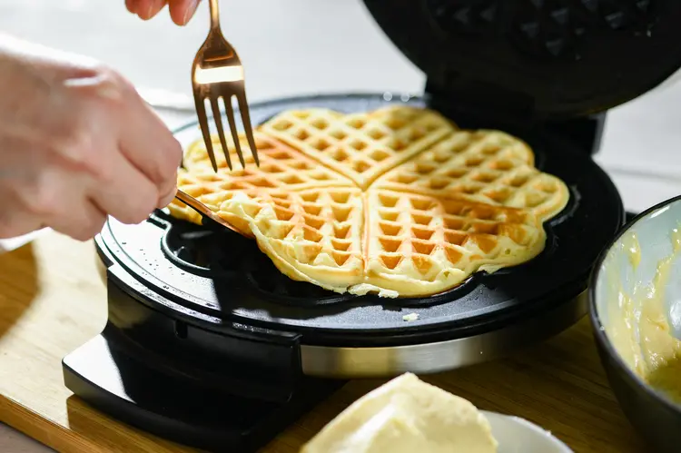 Bosan Makan Waffle? Ubah Waffle Maker Jadi Alat Kreasi Camilan!