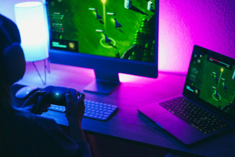 gamer-bermain-game-strategi-online-menggunakan-pengontrol-nirkabel-fokus-pada-tangan.jpg (612×408)