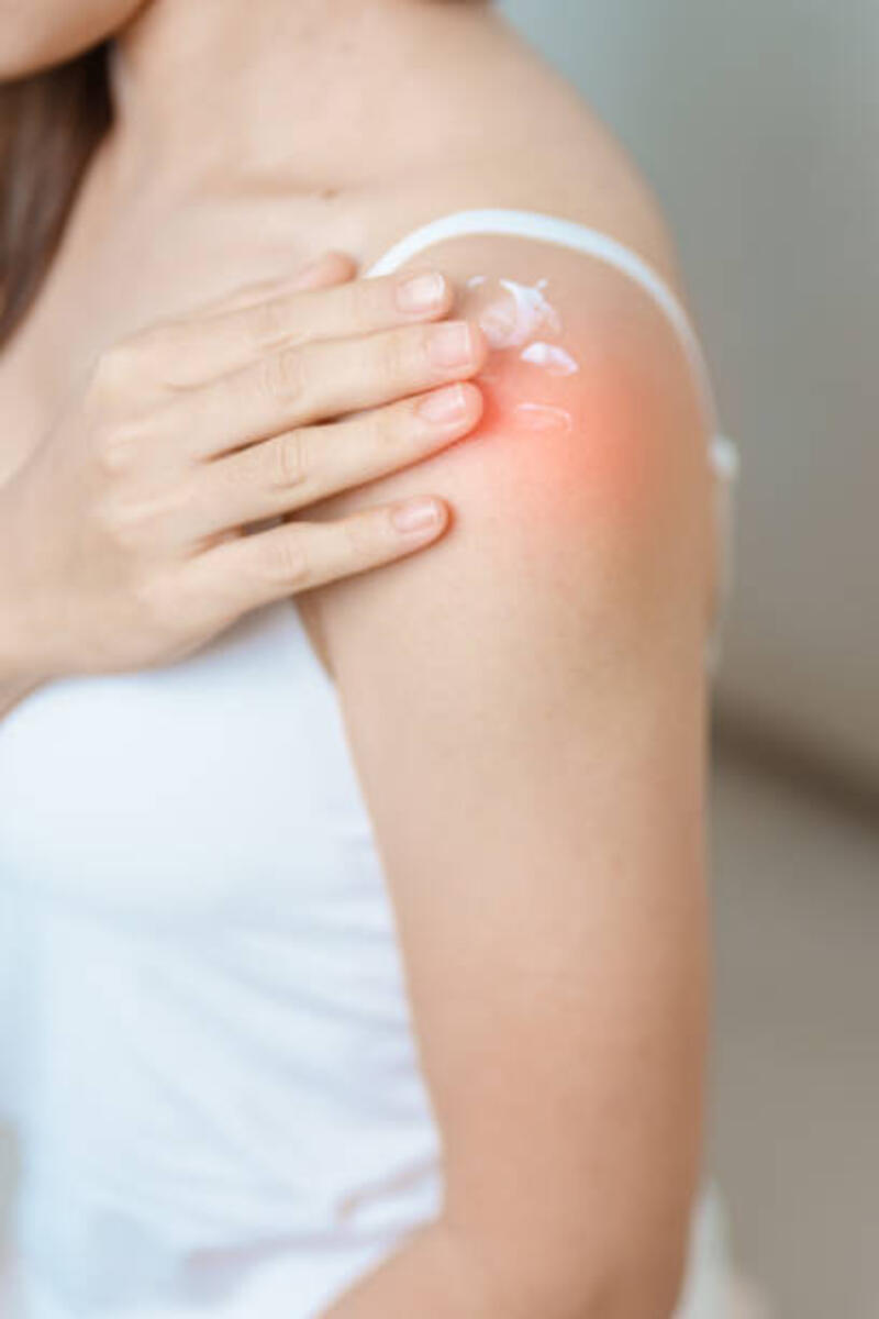 konsep arthritis dan muscle pain relief cream. wanita mengalami nyeri bahu dan lengan di rumah. nyeri otot akibat sindrom nyeri myofascial dan fibromyalgia, rematik, nyeri skapular, tulang belakang leher - krim nyeri otot potret stok, foto, &amp; gambar bebas royalti