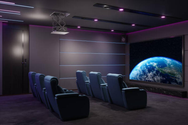 ruang-bioskop-rumah-pribadi-dengan-layar-proyeksi-kursi-bioskop-speaker-dan-pencahayaan-neon.jpg (612×408)