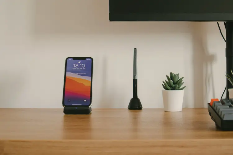 Isi Daya Sambil Kerja! Magnetic Charger Stand Ubah HP Jadi Layar Multitasking WFH